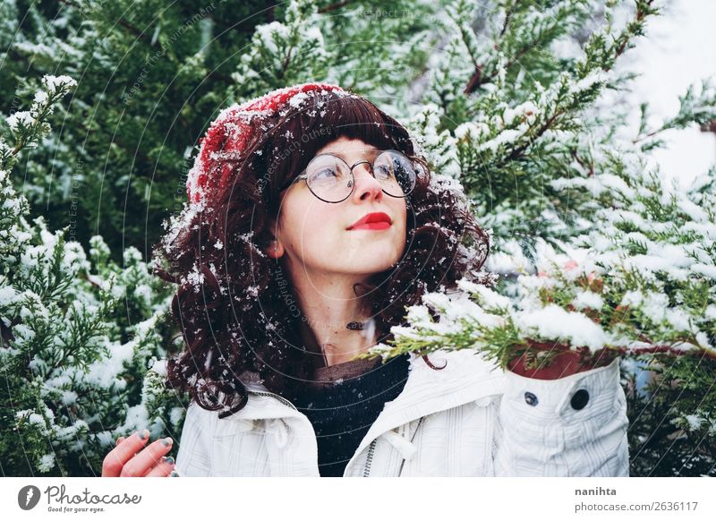 Junge Frau genießt einen schneereichen Wintertag Lifestyle Stil Glück Leben Abenteuer Freiheit Schnee Weihnachten & Advent Silvester u. Neujahr Mensch feminin