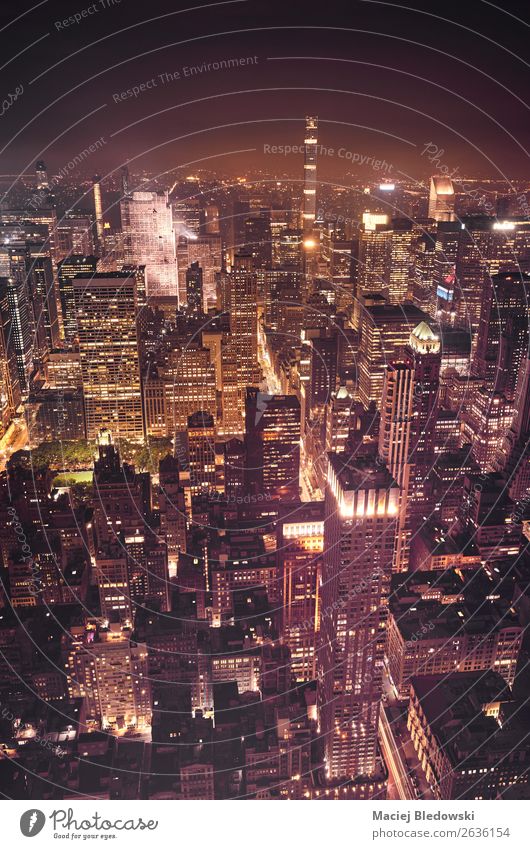 New York City bei Nacht, USA. Stadt Stadtzentrum Skyline bevölkert überbevölkert Hochhaus Bankgebäude Gebäude Mauer Wand Straße modern reich Erfolg Macht Liebe