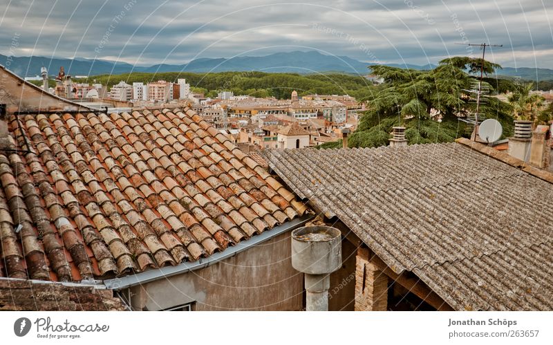 Girona II Ausflug Abenteuer Ferne Freiheit Städtereise Spanien Katalonien Stadt Stadtrand Haus Bauwerk Gebäude Architektur Dach alt Aussicht Berge u. Gebirge