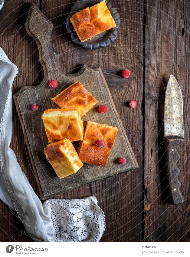 gebackene quadratische Stücke von Kürbis-Käsekuchen Milcherzeugnisse Frucht Dessert Ernährung Essen Frühstück Mittagessen Messer Tisch Herbst Holz frisch lecker