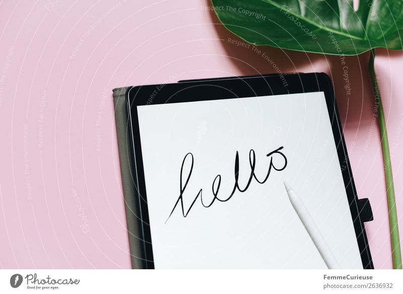 Tablet with a handwritten "hello" on pink background Technik & Technologie Unterhaltungselektronik Fortschritt Zukunft Schreibwaren Papier Kreativität Hallo