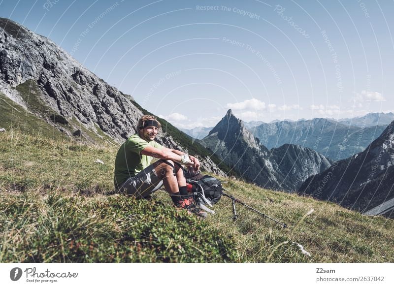 Wanderer macht Pause | E5 Ferien & Urlaub & Reisen Abenteuer Berge u. Gebirge wandern Junger Mann Jugendliche 30-45 Jahre Erwachsene Natur Landschaft Sommer