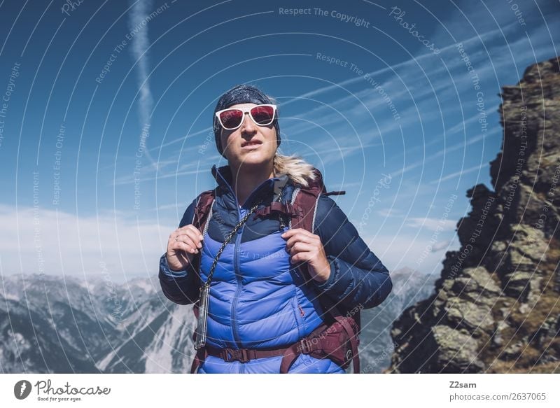 Junge Frau auf dem Gipfel | E5 Freizeit & Hobby Ferien & Urlaub & Reisen Abenteuer wandern Jugendliche 30-45 Jahre Erwachsene Natur Landschaft Himmel