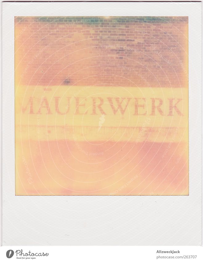 Des Maurer's Werk Stein Backstein Schriftzeichen retro trashig rosa rot Mauer Typographie Buchstaben Farbfoto Außenaufnahme Polaroid Menschenleer Tag
