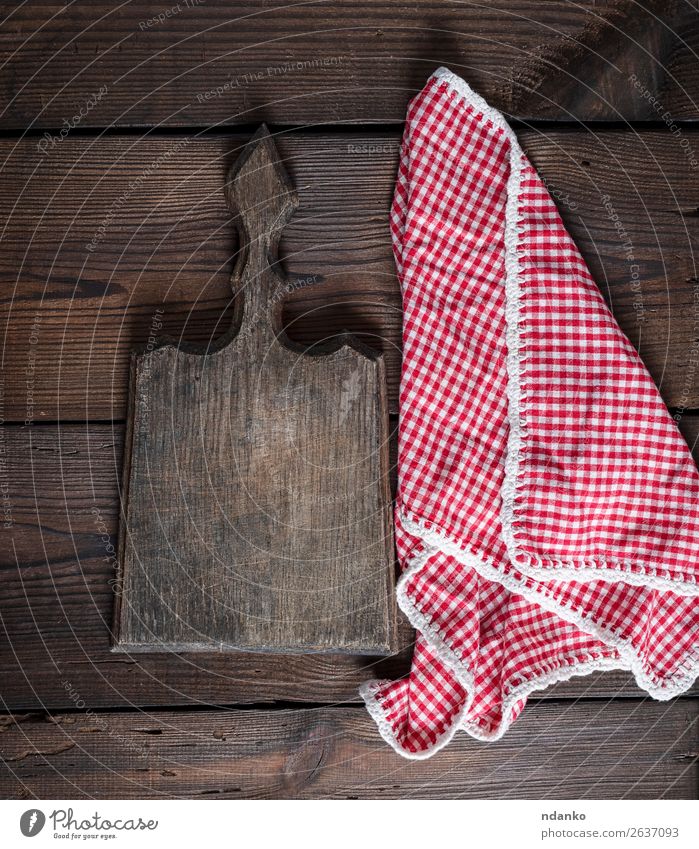 altes Küchenschneidebrett mit Griff und rotem Handtuch Tisch Arbeit & Erwerbstätigkeit Werkzeug Natur Bekleidung Stoff Holz oben retro braun weiß Hintergrund