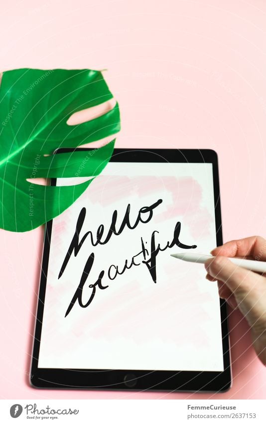 Tablet with a handwritten "hello beautiful" on pink background Lifestyle Technik & Technologie Unterhaltungselektronik Fortschritt Zukunft Schreibwaren Papier