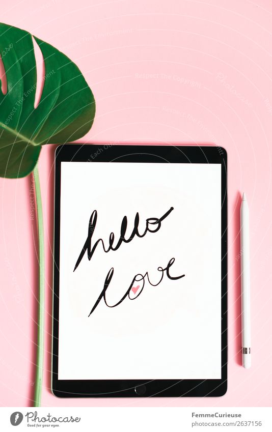 Tablet with a handwritten "hello love" on pink background Lifestyle Technik & Technologie Unterhaltungselektronik Fortschritt Zukunft Kreativität