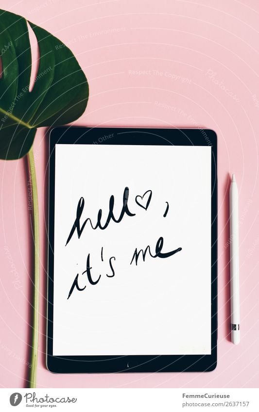 Tablet with a handwritten "hello it's me" on pink background Technik & Technologie Unterhaltungselektronik Fortschritt Zukunft Kommunizieren Hallo Logo Wort