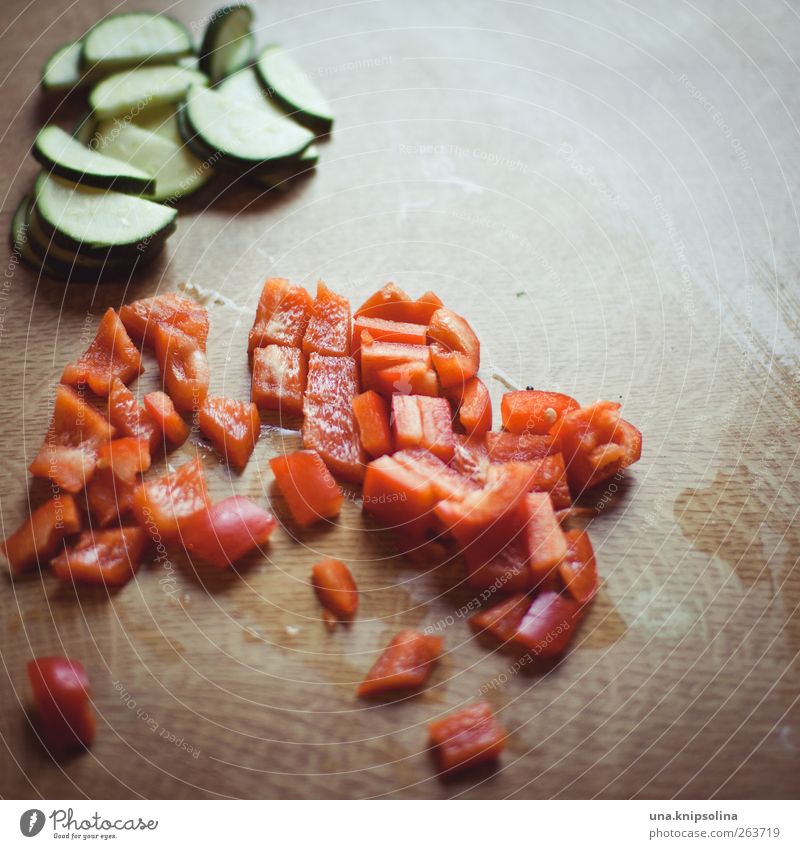 vorbereitung Lebensmittel Gemüse Paprika Paprikawürfel Zucchini Ernährung Bioprodukte Vegetarische Ernährung frisch natürlich Gesundheit geschnitten