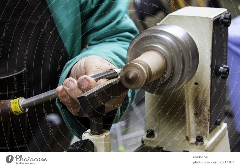 Mann, der mit einer Drechselbank arbeitet. Design Arbeit & Erwerbstätigkeit Arbeitsplatz Industrie Handwerk Werkzeug Technik & Technologie Erwachsene Holz