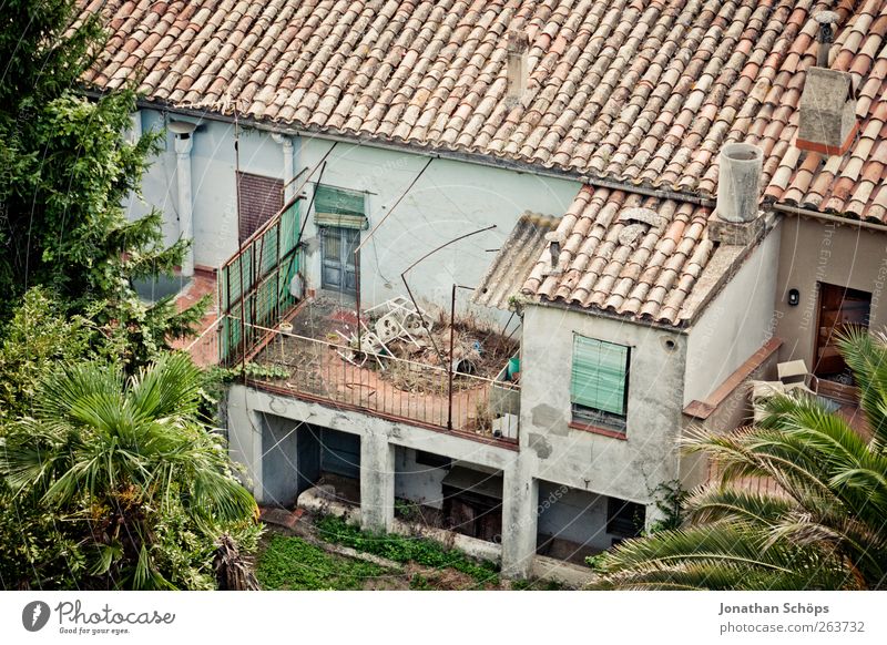 Girona IV Spanien Katalonien Haus Gebäude Architektur alt ästhetisch verfallen Dachziegel Süden exotisch Hinterhof Fassade Häusliches Leben Armut kaputt