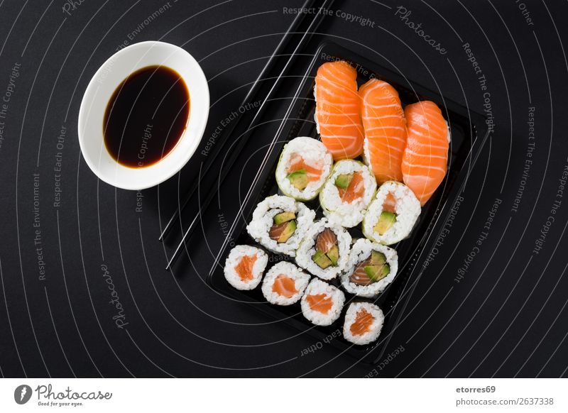 Japanisches Essen: Maki und Nigiri Sushi auf schwarzem Hintergrund. Lebensmittel Gesunde Ernährung Foodfotografie Japaner Reis Fisch Lachs Meeresfrüchte