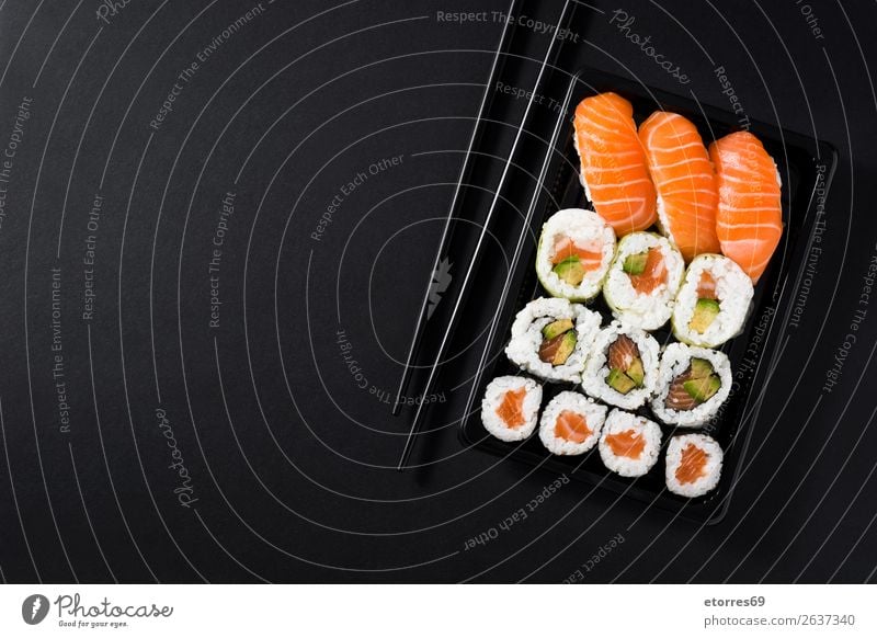Japanisches Essen: Maki und Nigiri Sushi Set Lebensmittel Gesunde Ernährung Foodfotografie Japaner Reis Fisch Lachs Meeresfrüchte Brötchen Mahlzeit Teller maki