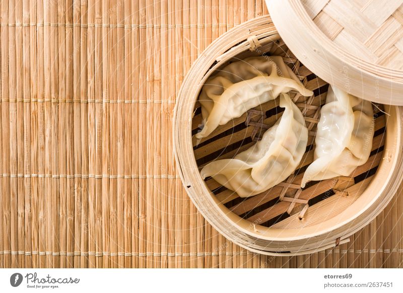 Knödel oder Gyoza auf traditionellem Dampfgarer serviert. Japanisch Japaner Chinesisch Chinese Orientalische Küche Lebensmittel Gesunde Ernährung Foodfotografie