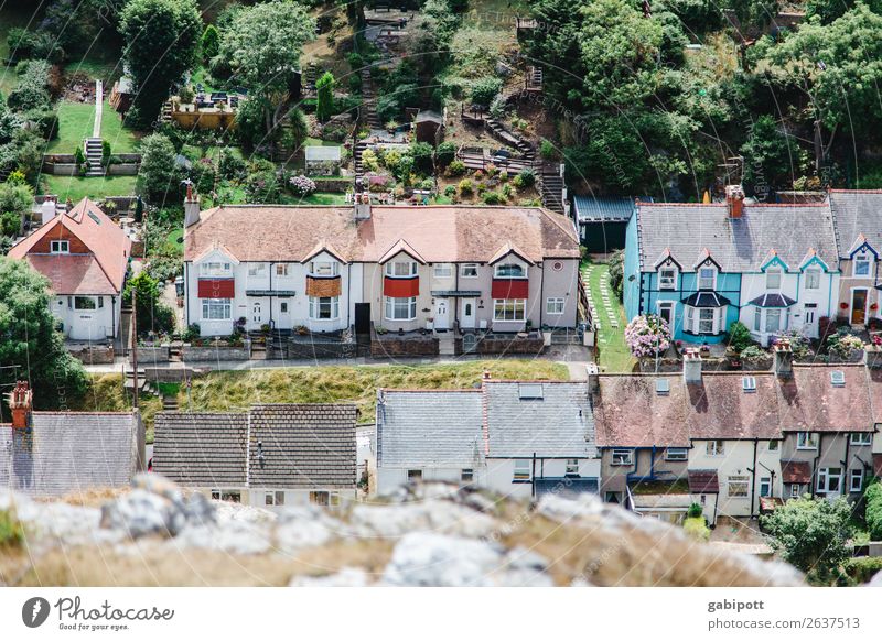 Miniaturen Landschaft Wales Dorf Kleinstadt Stadtrand Haus Einfamilienhaus Gebäude Fassade Ferne unten blau mehrfarbig rot weiß Leben Nachbar Reihenhaus