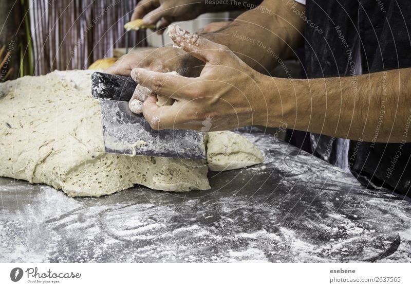 Bäcker beim Kneten von Brotteig auf traditionelle Weise Teigwaren Backwaren Ernährung Tisch Küche Restaurant Mensch Frau Erwachsene Mann Hand Holz machen frisch