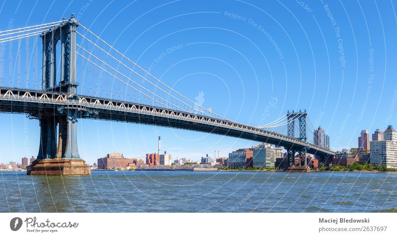Panoramablick auf die Manhattan Bridge, NYC. Himmel Wolkenloser Himmel Fluss Stadt Skyline Brücke Architektur Sehenswürdigkeit Wahrzeichen Horizont Ziel