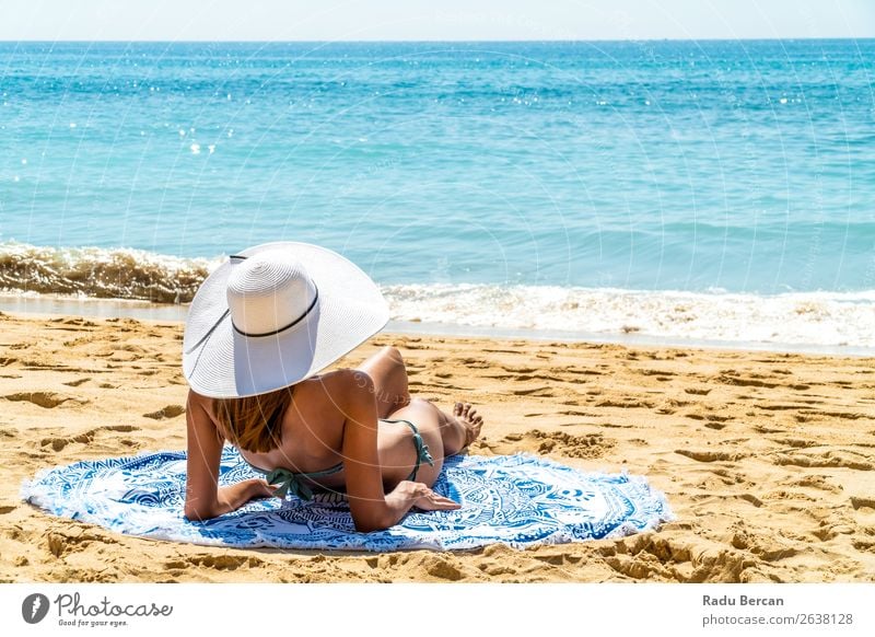 Junge Frau mit weißem Hut entspannt sich am Ocean Beach Sand Strand Jugendliche Mädchen Mode Meer schön Ferien & Urlaub & Reisen Beautyfotografie Porträt blau