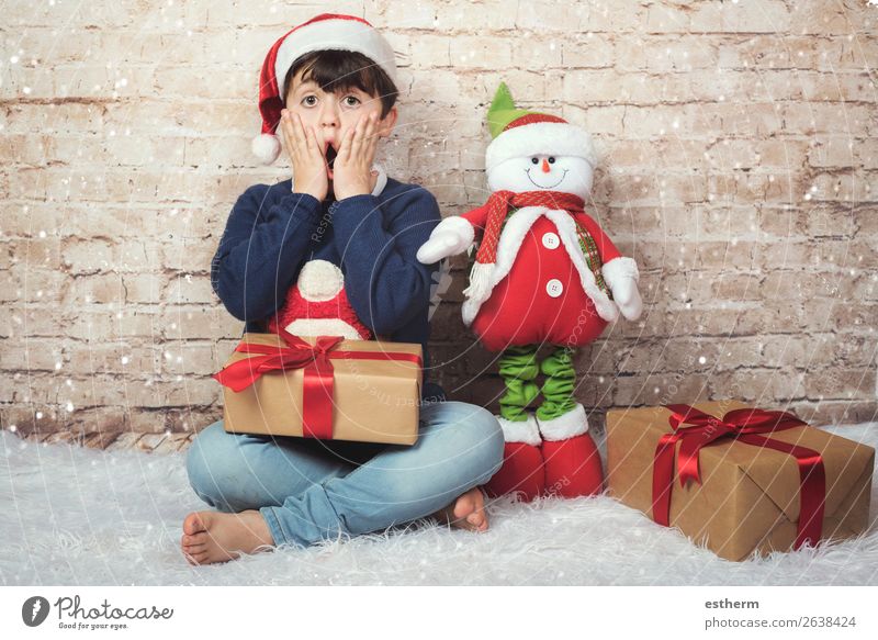 überraschtes Kind an Weihnachten Lifestyle Freude Winter Feste & Feiern Weihnachten & Advent Silvester u. Neujahr Mensch maskulin Kleinkind Junge Kindheit 1