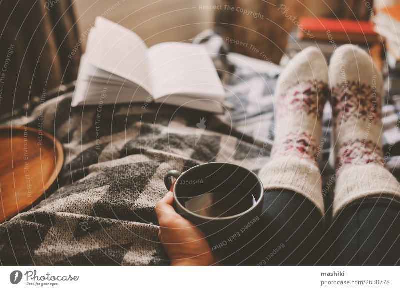 gemütlicher Wintertag zu Hause bei einer Tasse heißem Tee Lifestyle Erholung Freizeit & Hobby lesen Frau Erwachsene Fuß Buch Herbst authentisch Geborgenheit