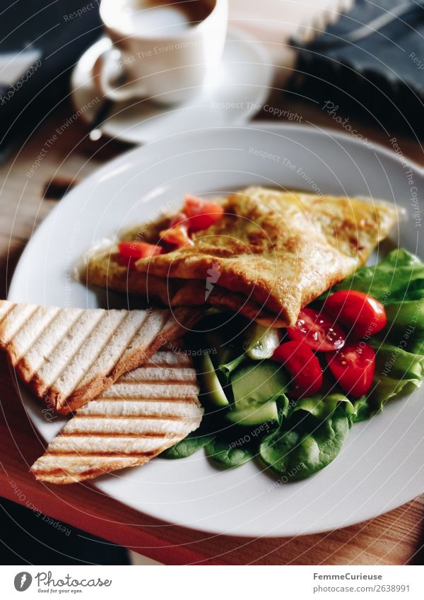 Delicious breakfast in a café: omelet, salad and toast Lebensmittel Ernährung Frühstück Bioprodukte Vegetarische Ernährung Diät genießen Omelett Toastbrot Salat