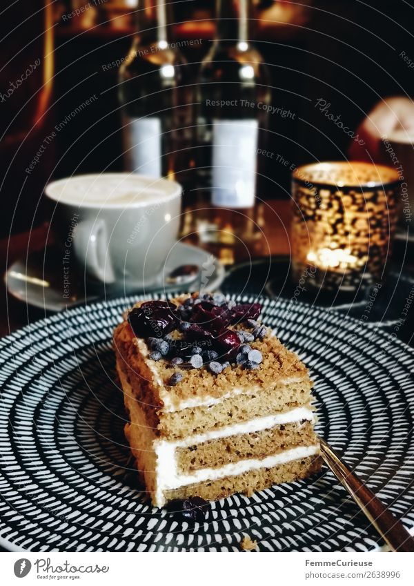A delicious piece of cake on a plate in a café Lebensmittel Ernährung Kaffeetrinken Bioprodukte genießen Kuchen Sahne Kerzenschein gemütlich