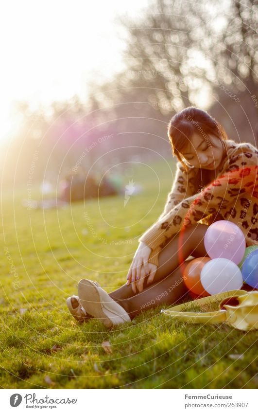 Spring Spring Spring V Junge Frau Jugendliche Erwachsene Arme Beine 1 Mensch Menschengruppe 18-30 Jahre Erholung Grillsaison Park Wiese Sportrasen Luftballon