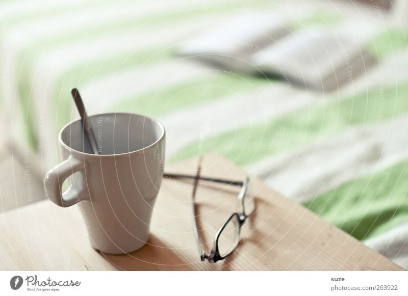 Ruhige Minute Getränk Kaffee Tee Tasse Freizeit & Hobby lesen Häusliches Leben Sofa Bett Tisch Buch Brille hell Erholung Pause ruhig Wissen Nachmittag