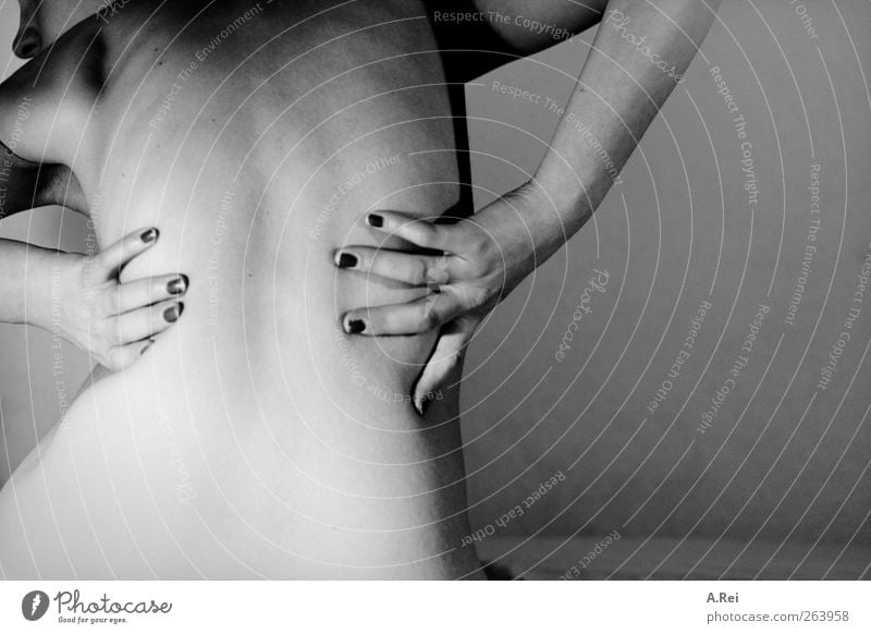 Rückseite. feminin Junge Frau Jugendliche Rücken 1 Mensch dünn abgewendet Schmerz Schwarzweißfoto Innenaufnahme Studioaufnahme Hintergrund neutral Kunstlicht