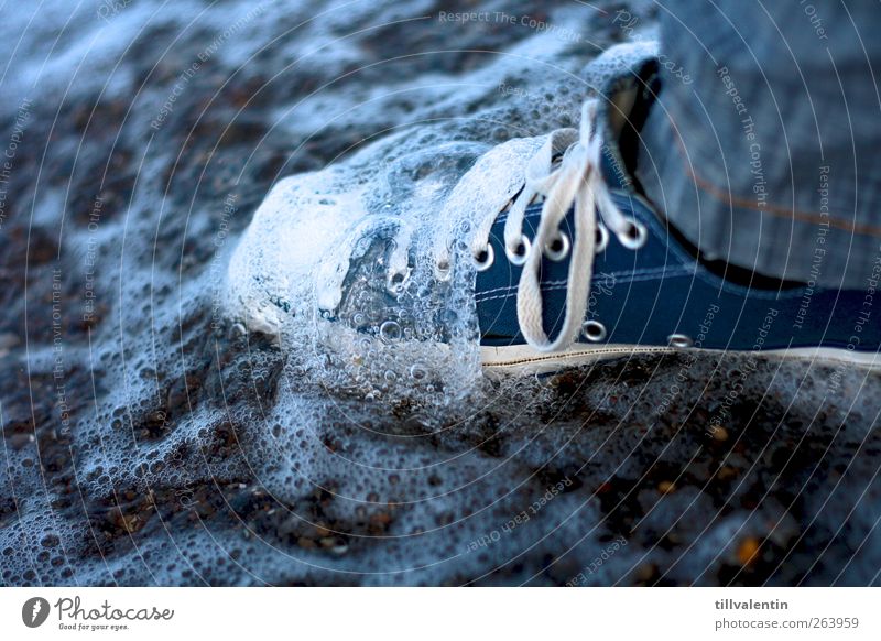Blue Ocean Sommer Strand Meer Wellen Mensch Beine Fuß 1 Sand Wasser hell blau weiß Bewegung kalt Schuhe nass werdend feucht Freizeitschuh Chucks stehen Farbfoto