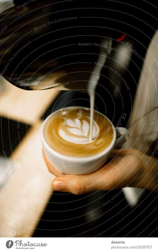 Barista bei der Arbeit Getränk Heißgetränk Kaffee Latte Macchiato Espresso Becher Kaffeetasse Lifestyle elegant Stil Design Freude Freizeit & Hobby Abenteuer