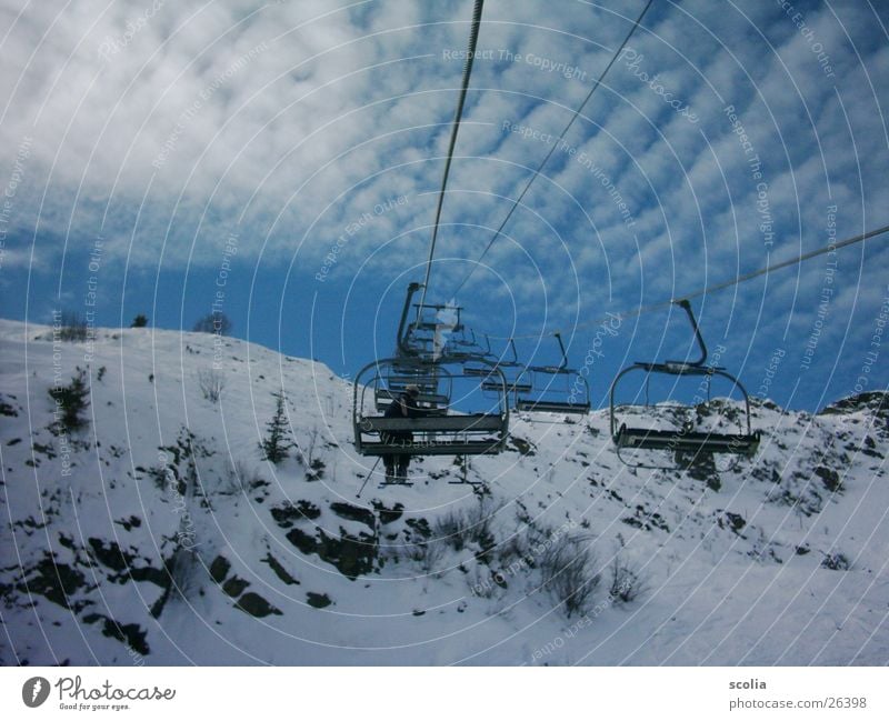 Lift in den Himmel Skier Skilift Wolken Altokumulus floccus Berge u. Gebirge schilift blau