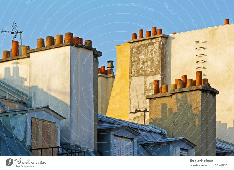 Auf den Dächern von Paris Häusliches Leben Wohnung Hauptstadt Gebäude Fenster Dach Stein schlafen blau gelb rosa Sympathie Mansarde Dachfenster Feuerleiter