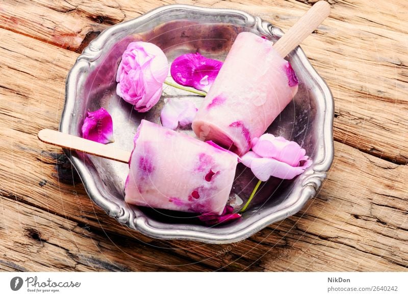 Speiseeis mit Geschmack einer Teerose Eiscreme Eisbecher Roséwein Blumen Entzug süß Dessert Lebensmittel Sahne Sommer gefroren kalt Molkerei cremig Blüte