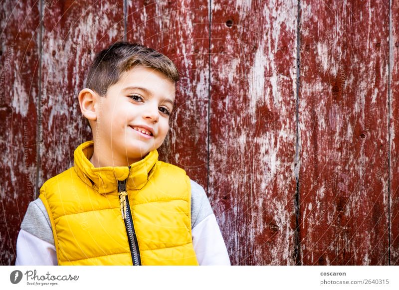 Kleines Kind mit einer gelben Weste vor einer alten roten Tür. Lifestyle Stil Glück schön Gesicht Mensch Baby Kleinkind Junge Kindheit 1 3-8 Jahre Mauer Wand