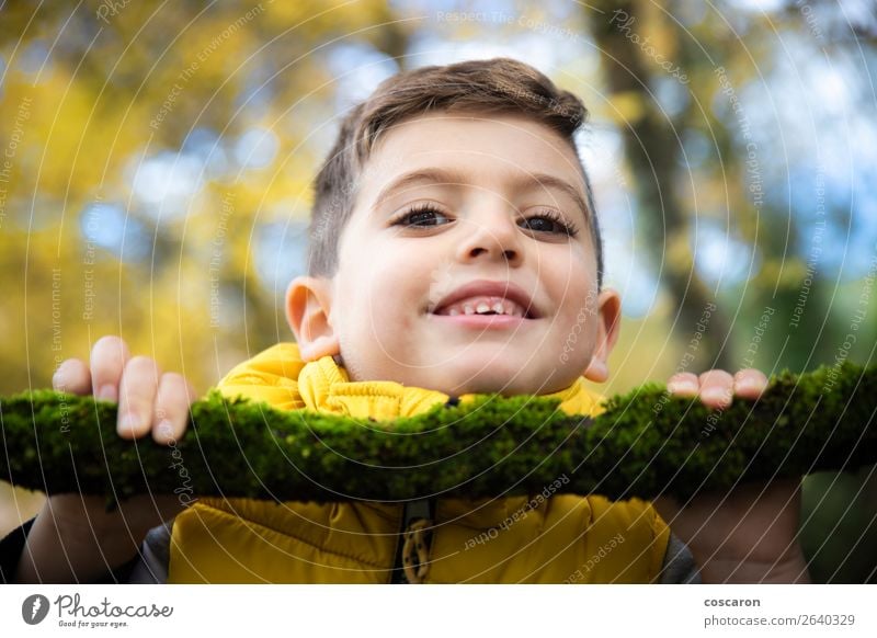 Schönes Kind mit gelber Weste im Herbst im Wald. Lifestyle Stil Freude Glück schön Gesicht Spielen Mensch Baby Kleinkind Junge Mann Erwachsene Kindheit 1