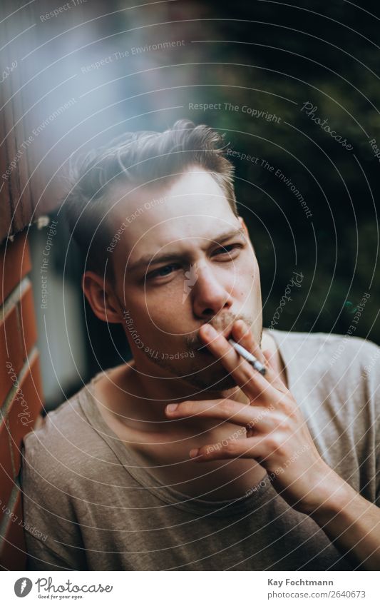 Porträt eines rauchenden Mannes Sucht Erwachsener Vollbart lässig Kaukasier Zigarette cool Gesicht Typ Habitus gutaussehend Gesundheit Lebensstile Aussehen