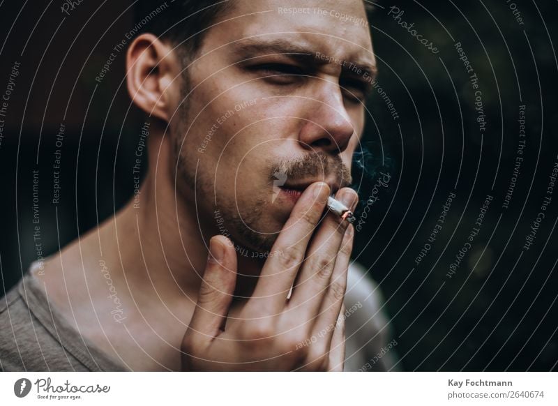 Junger Mann zieht an einer selbstgedrehten Zigarette Lifestyle Stil Rauchen Erholung maskulin Jugendliche Leben Gesicht 1 Mensch 18-30 Jahre Erwachsene brünett