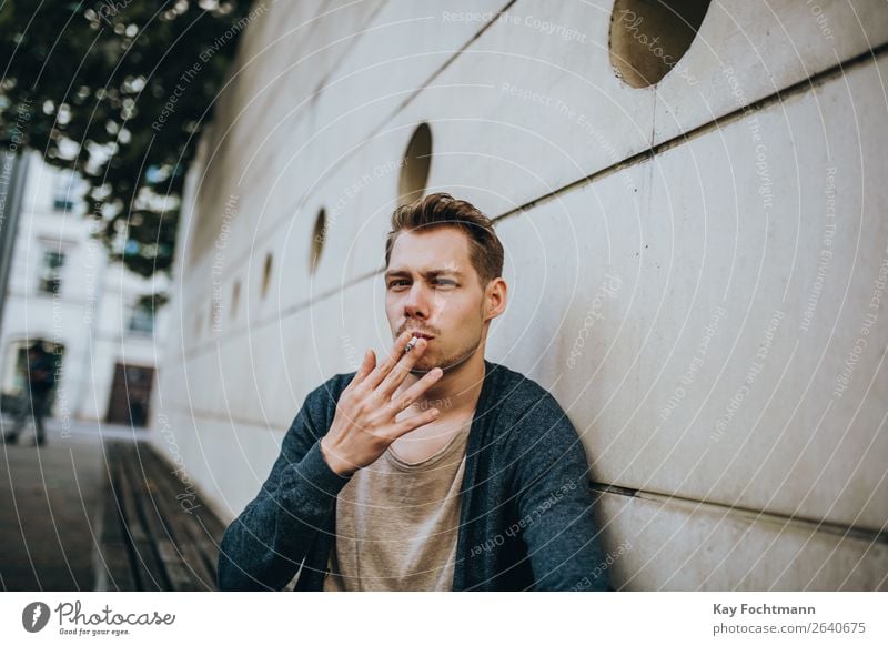 Porträt eines rauchenden Mannes Sucht Erwachsener Vollbart lässig Kaukasier Zigarette cool Gesicht Typ Habitus gutaussehend Gesundheit Lebensstile Aussehen