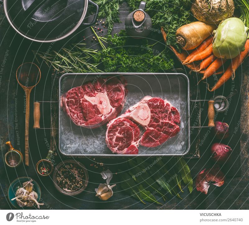Suppenfleisch. Beinscheibe vom Rind mit Kochzutaten Lebensmittel Fleisch Gemüse Kräuter & Gewürze Ernährung Mittagessen Abendessen Bioprodukte Geschirr Topf