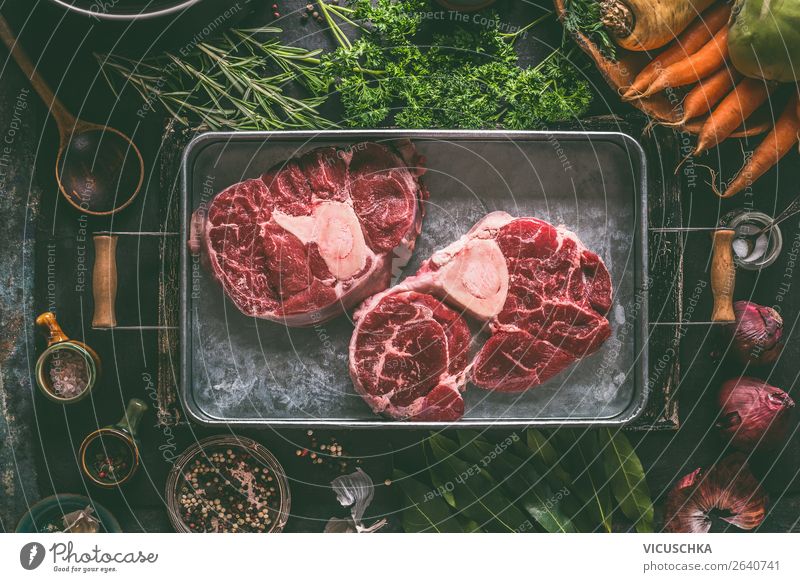 Rohes Rindfleisch Schienbein mit Knochen für Brühe oder Suppe Lebensmittel Fleisch Gemüse Eintopf Ernährung Bioprodukte Diät Geschirr Stil Design