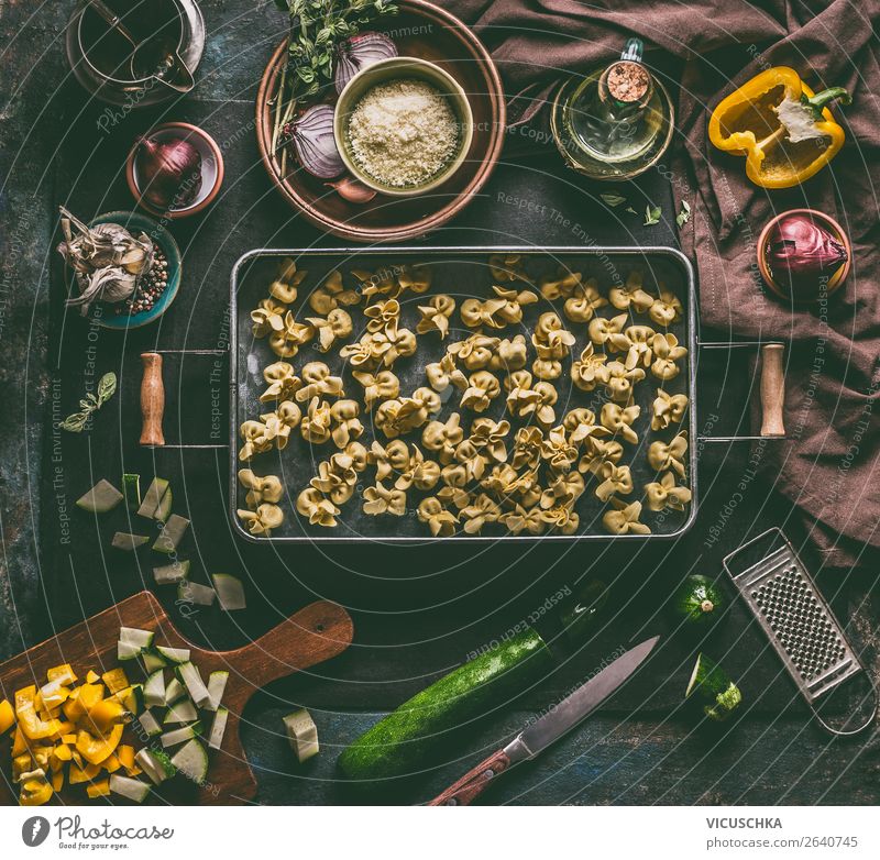 Vegetarische Tortellini auf dem Küchentisch mit Zutaten Lebensmittel Gemüse Teigwaren Backwaren Ernährung Mittagessen Abendessen Bioprodukte