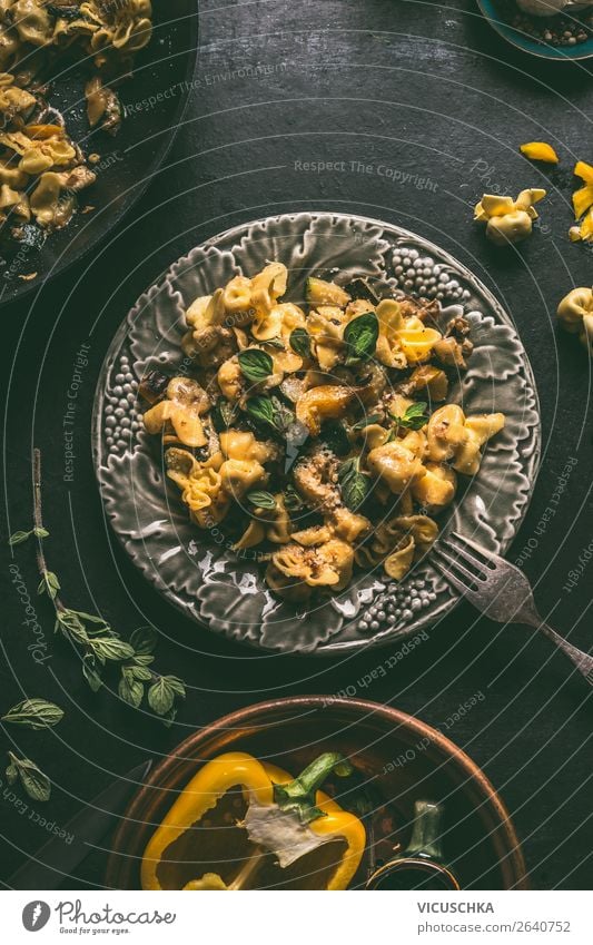 Vegetarische Tortellini mit Gemüsesoße Lebensmittel Ernährung Mittagessen Abendessen Italienische Küche Geschirr Teller Besteck Gabel Stil Design