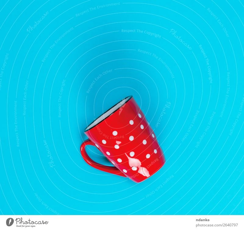 leerer roter Keramikbecher in einem weißen Kreis Frühstück Getränk Kaffee Tee Tasse Becher Container einfach groß oben Sauberkeit blau Farbe Hintergrund Single