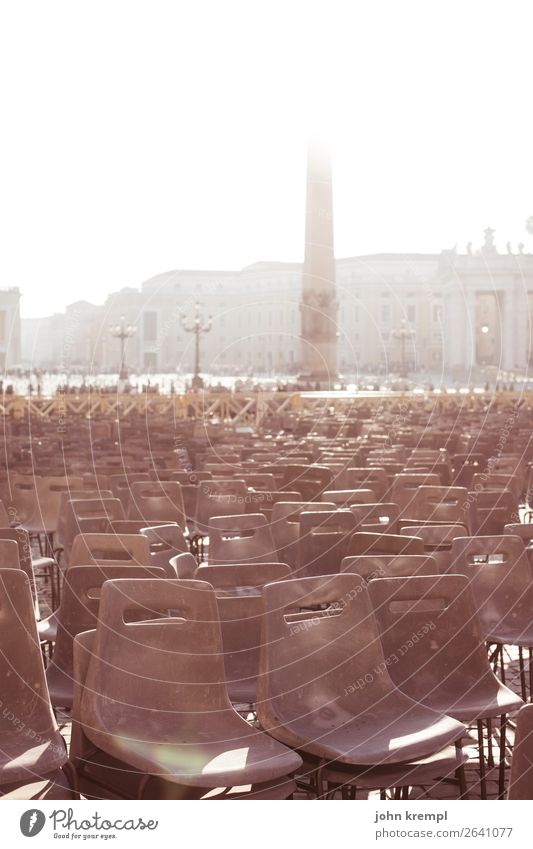 Rom XIV - Der heilige Stuhl Vatikan Italien Hauptstadt Dom Platz Architektur Petersplatz Petersdom Sessel Kunststoff groß hell braun Mitgefühl friedlich