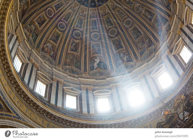 Rom VIII - Lichtblick Vatikan Italien Dom Bauwerk Kuppeldach Fenster Sehenswürdigkeit Wahrzeichen Petersdom leuchten außergewöhnlich Freundlichkeit gigantisch