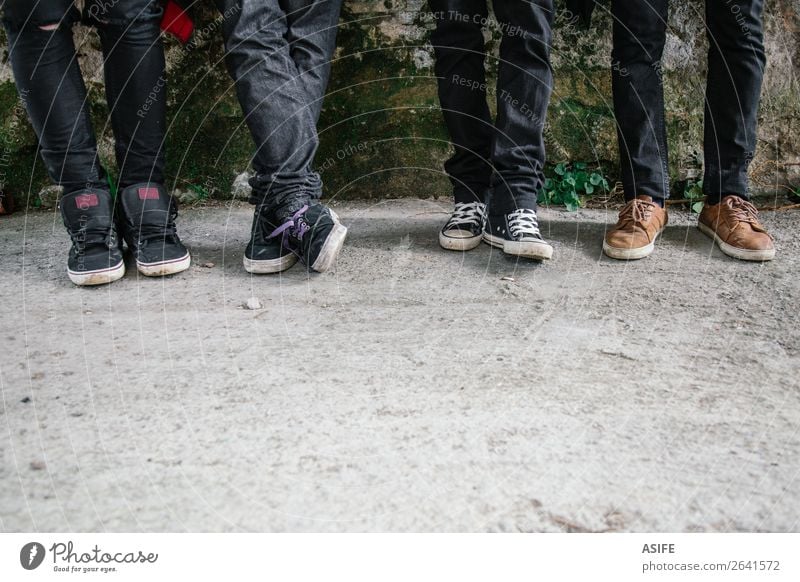 Junge Stadtbewohner Beine Mann Erwachsene Freundschaft Jugendkultur Straße Mode Bekleidung Jeanshose Turnschuh schwarz Teenager Reihe jung kleiner Abschnitt