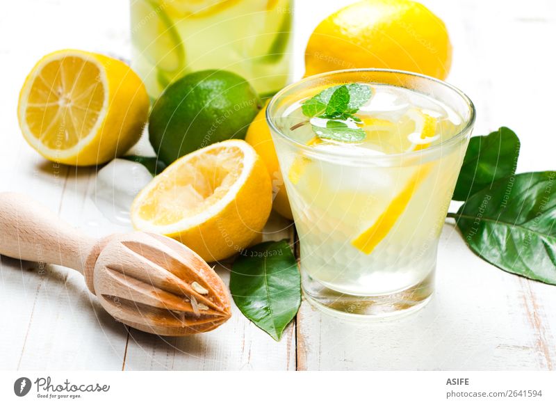 Hausgemachte Limonade mit Reibahle auf weißem Holztisch Frucht Diät Getränk Saft Sommer Tisch Blatt Coolness frisch gelb grün Zitrone Kalk Zitrusfrüchte Minze
