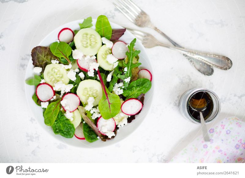 Gemischter Salat mit Babyblättern, Rettich, Gurke und Fetakäse Käse Gemüse Ernährung Mittagessen Abendessen Vegetarische Ernährung Diät Teller