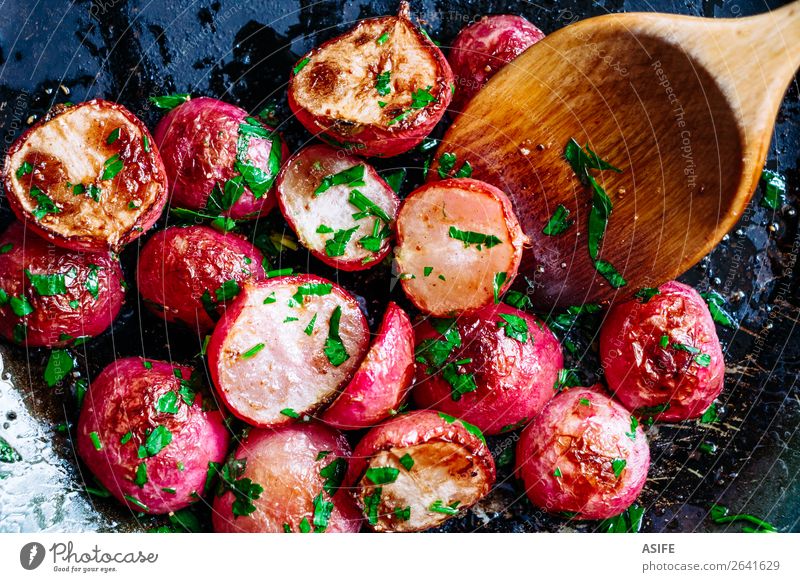 Gebratene Radieschen in der Pfanne Gemüse Ernährung Vegetarische Ernährung Diät Löffel Pflanze Holz frisch klein lecker rot Farbe Rettich radiert gebraten